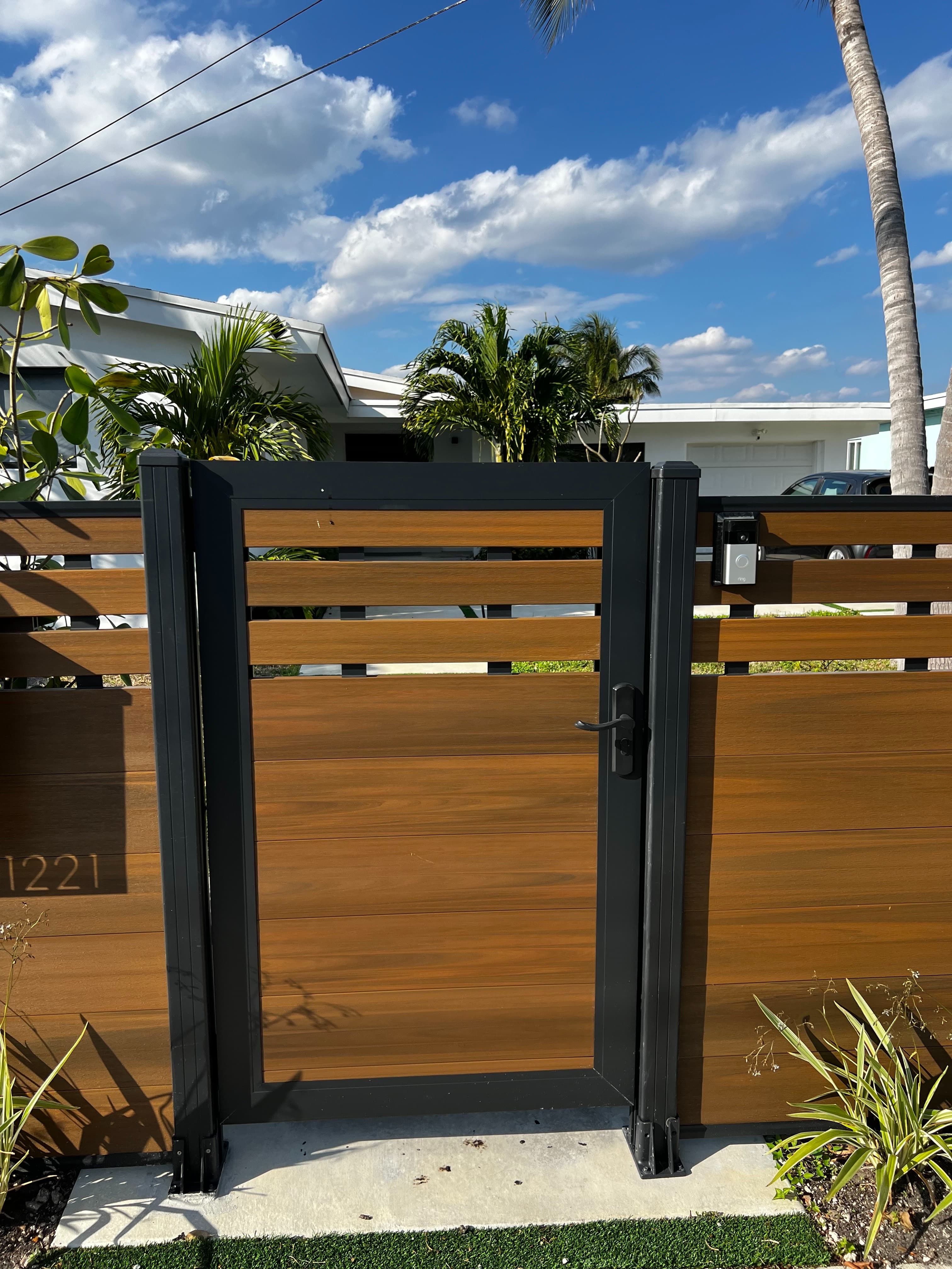 WPC wood-look gate with black aluminum frame Miami